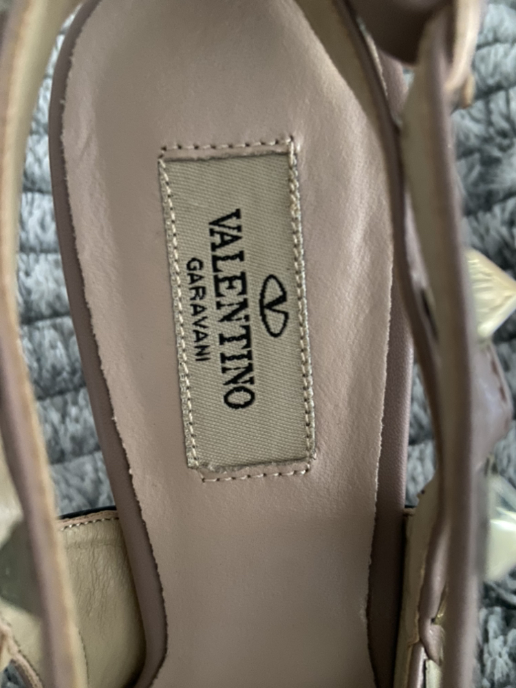 Brand new Valentino studded pumps!