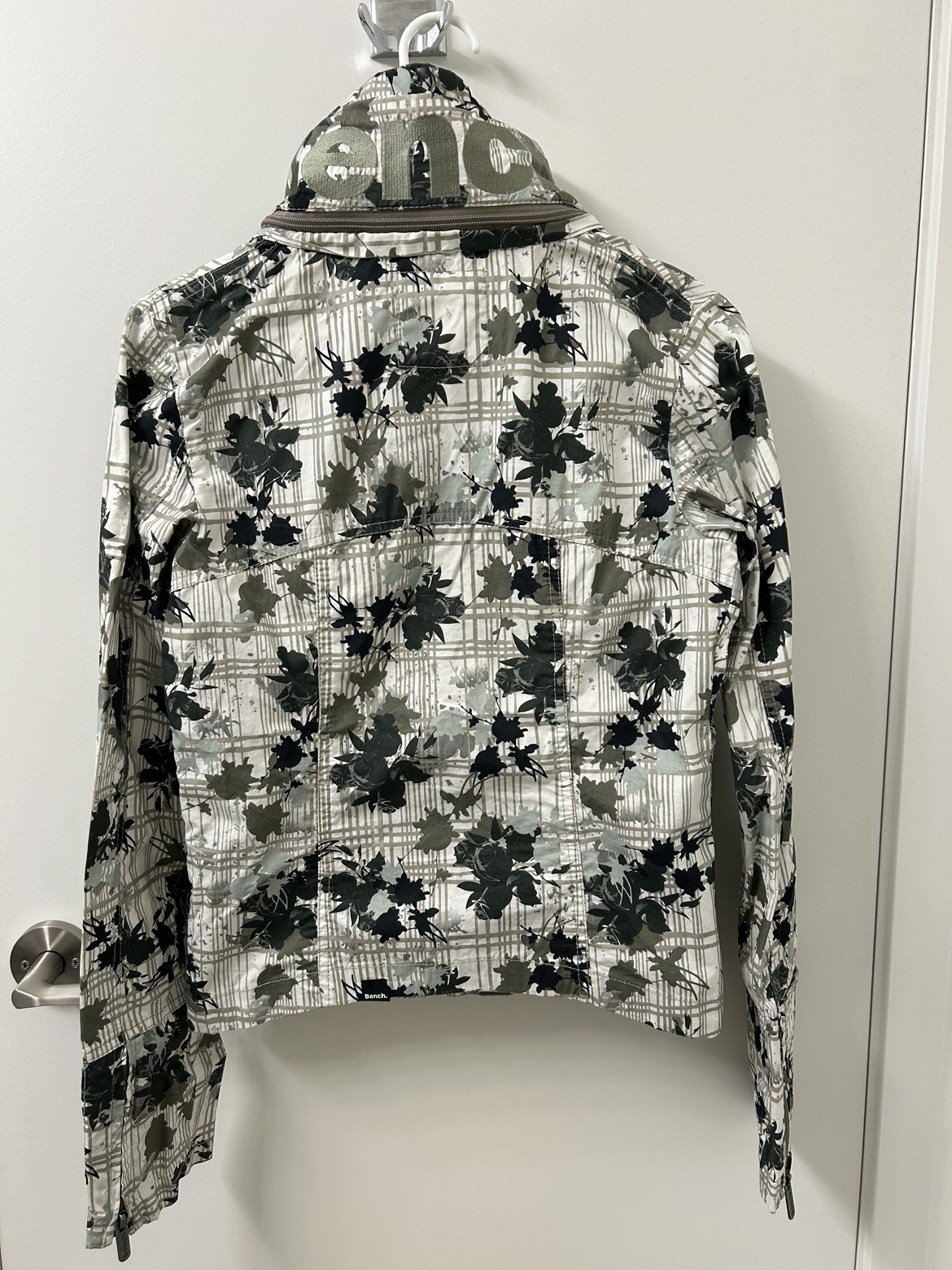 Bench jacket with hoodie image indicator(2)