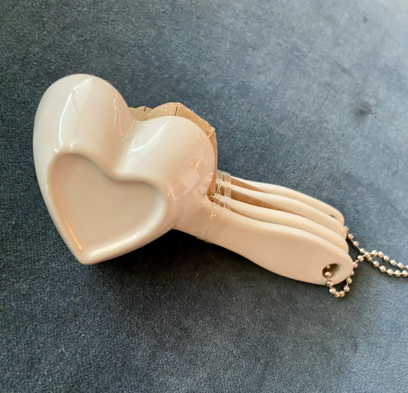 NWT Ceramic Heart-Shaped Measuring Spoons set of 4 image indicator(2)