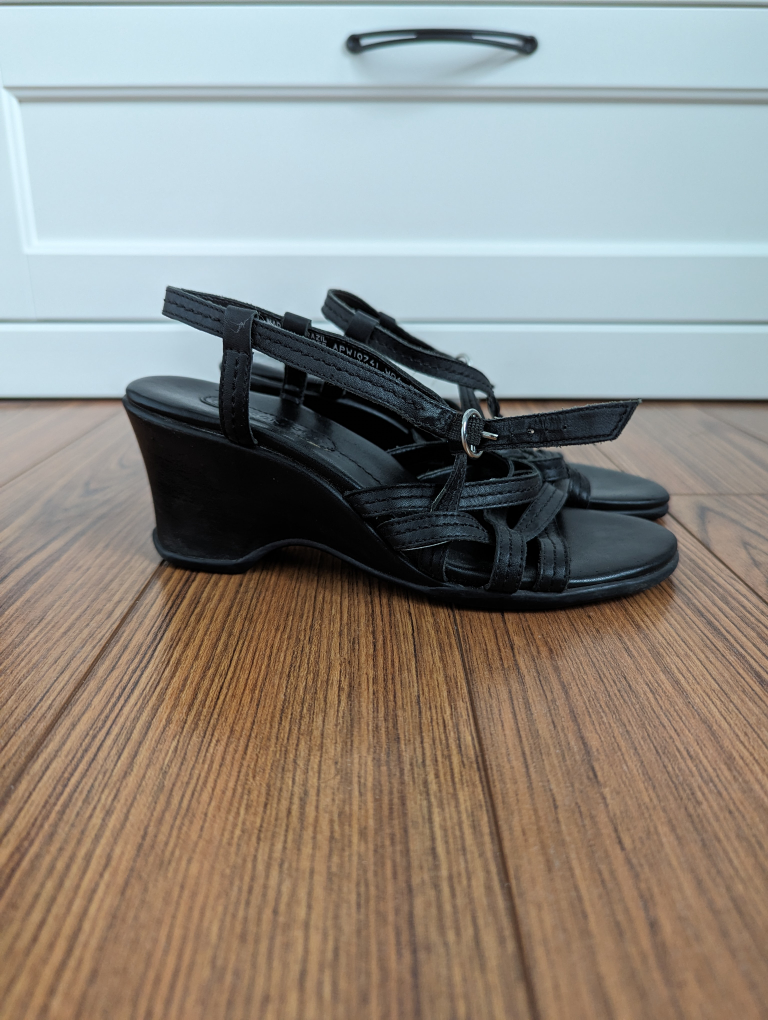 Sz 6 Women's Wedge Sandals image indicator(2)