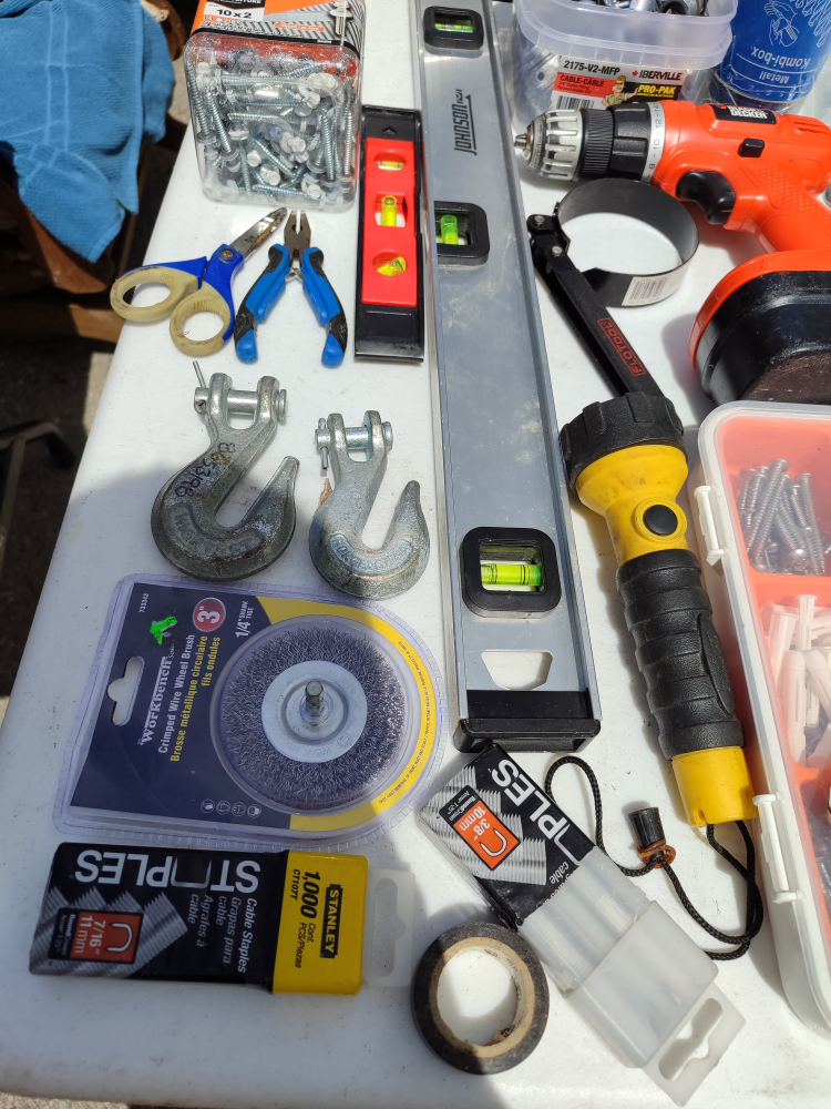 Lot tools, level, CORDLESS DRILL, screws, flashlight, hooks - photo 3