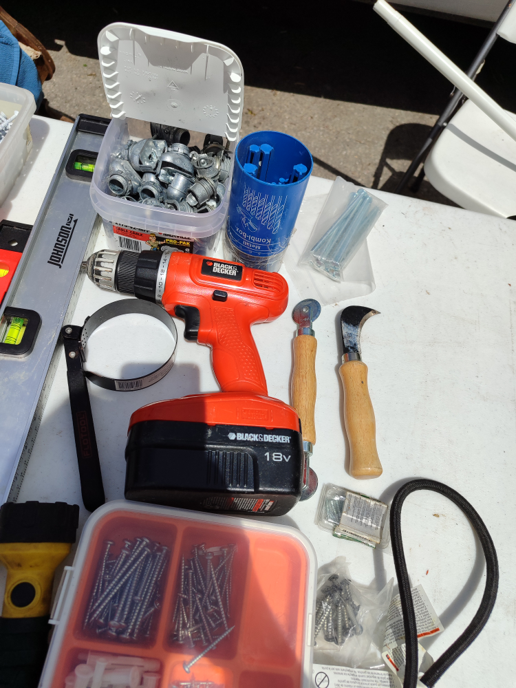 Lot tools, level, CORDLESS DRILL, screws, flashlight, hooks - photo 4