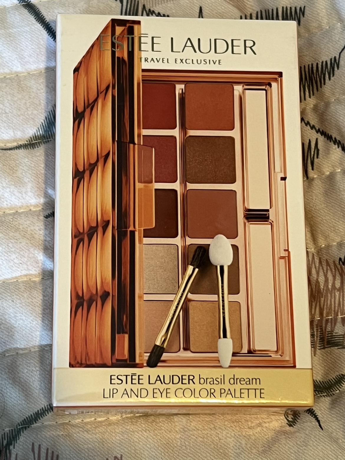 Estée Lauder lip and eye palette image indicator(2)