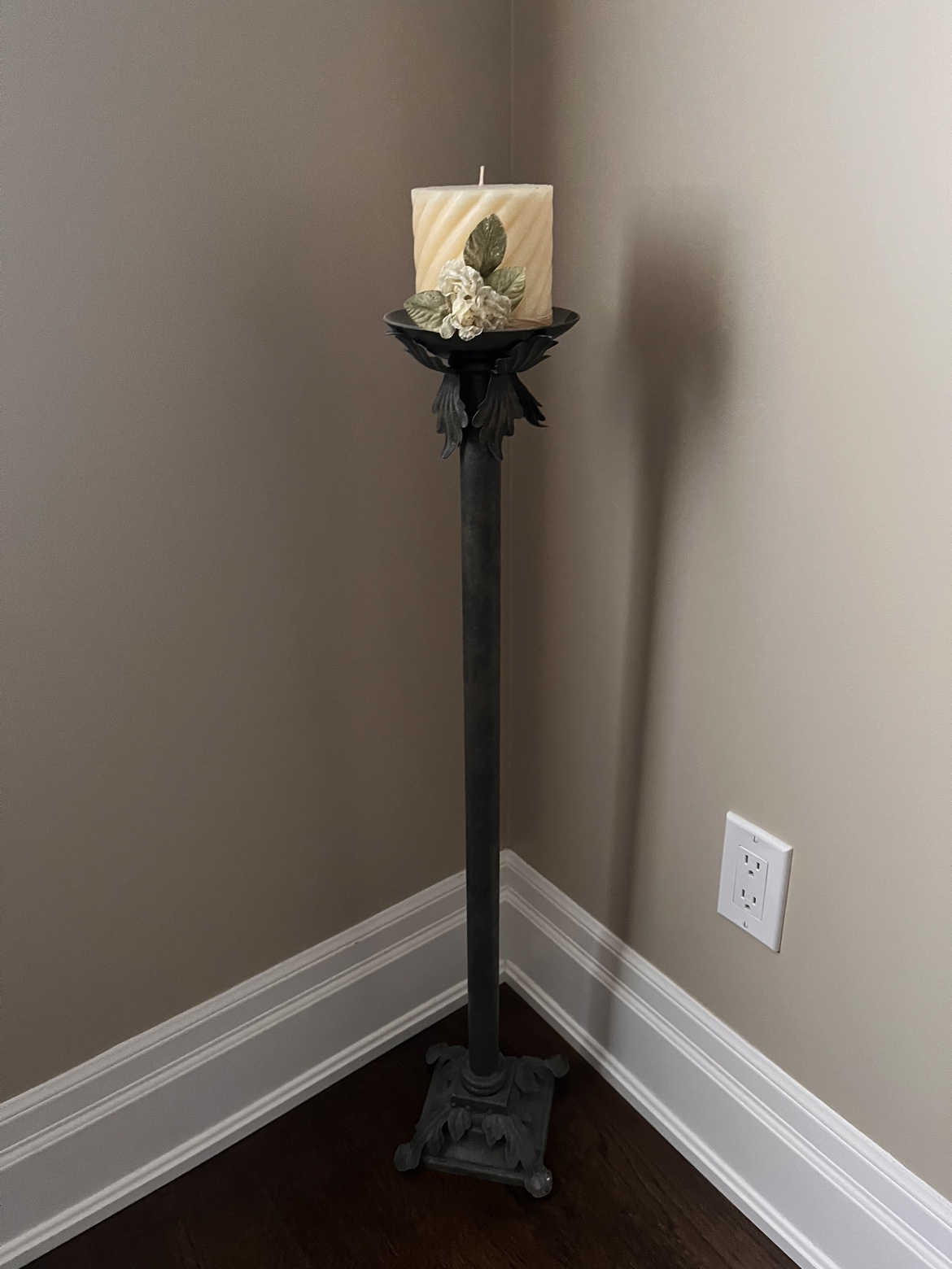 Wrought Iron Candle Holder image indicator(2)