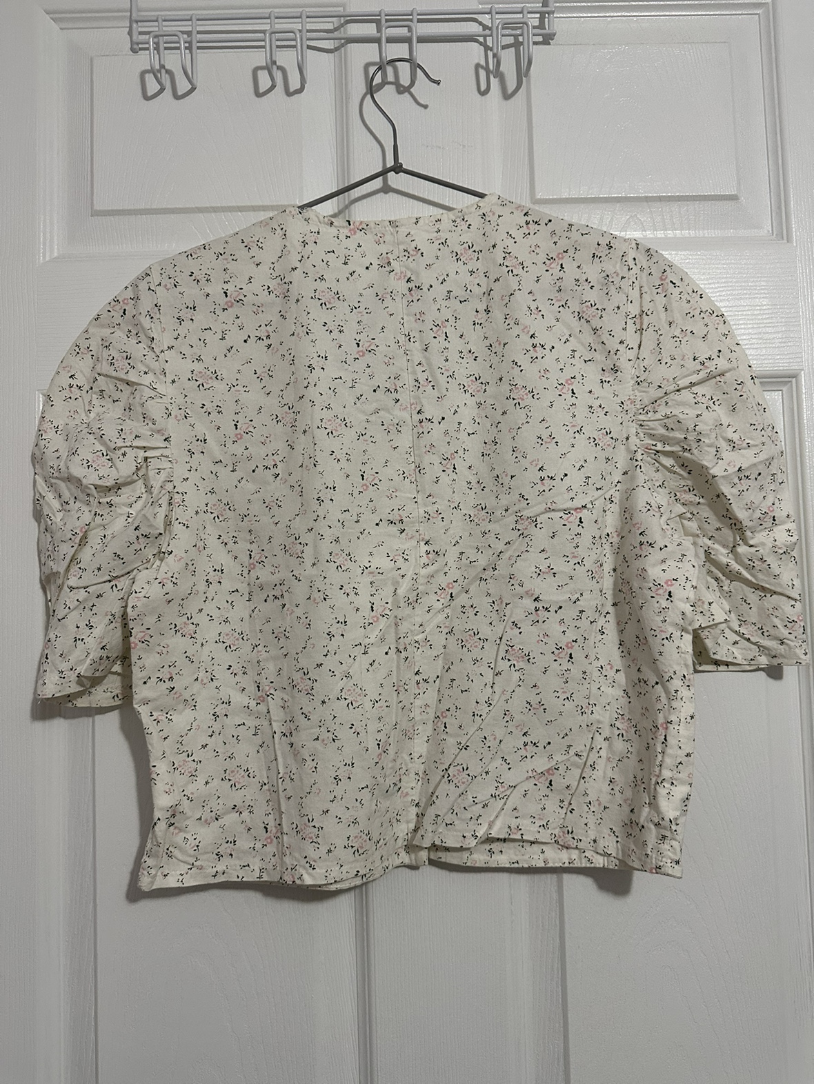 Cotton blouse with puffy sleeves image indicator(3)