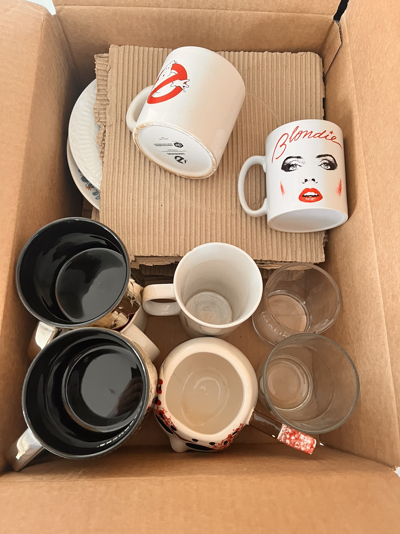 Small plates and mugs