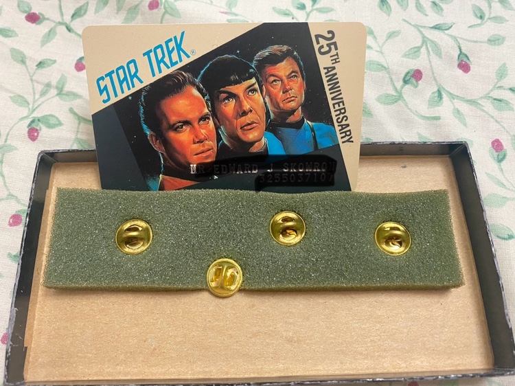 Star Trek 25th Anniversary Pins image indicator(2)