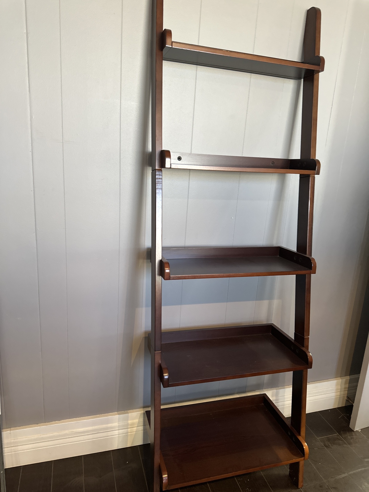 Leaning shelf thumbnail