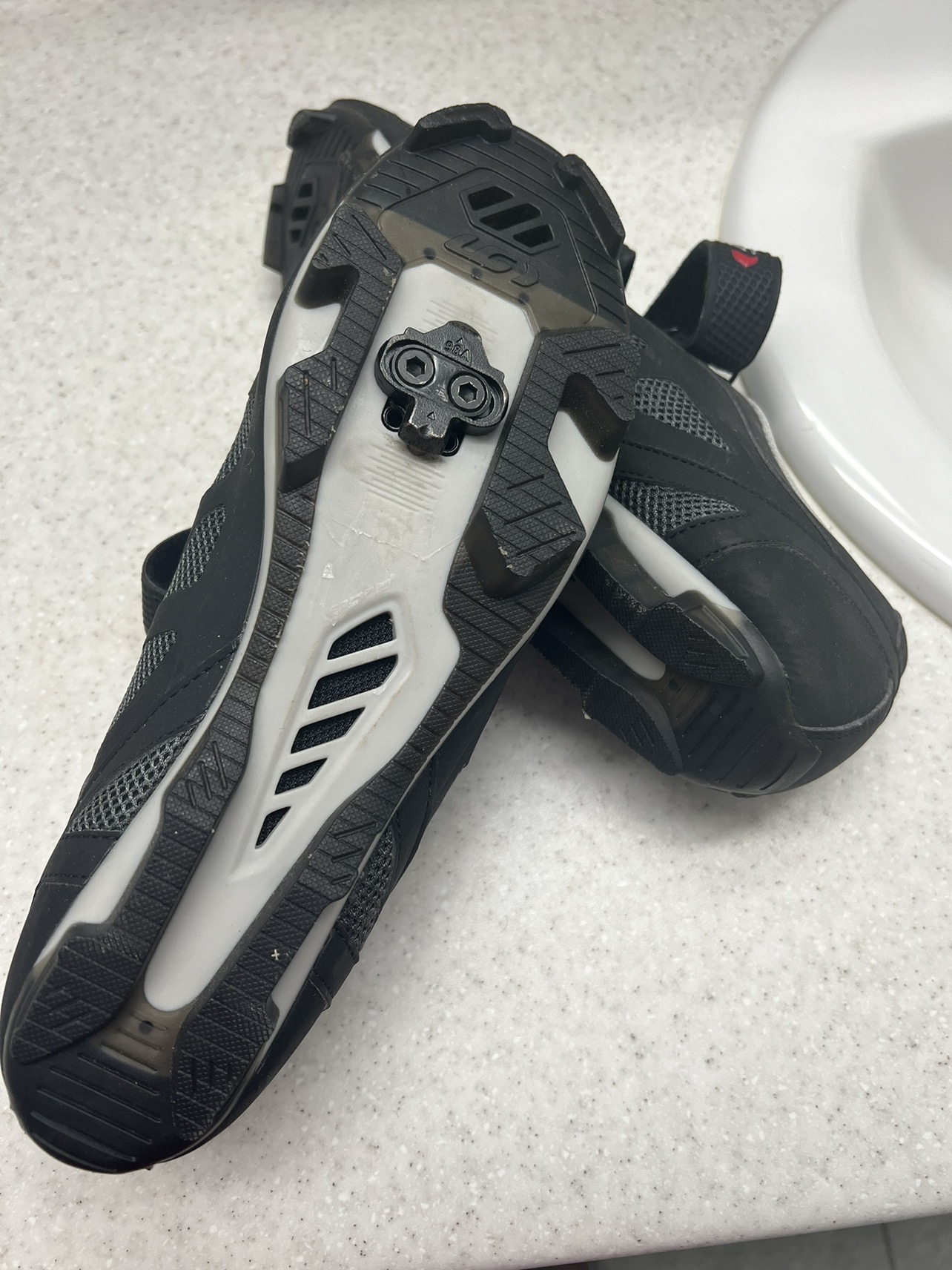 Louis Garneau men’s cycling shoes image indicator(5)