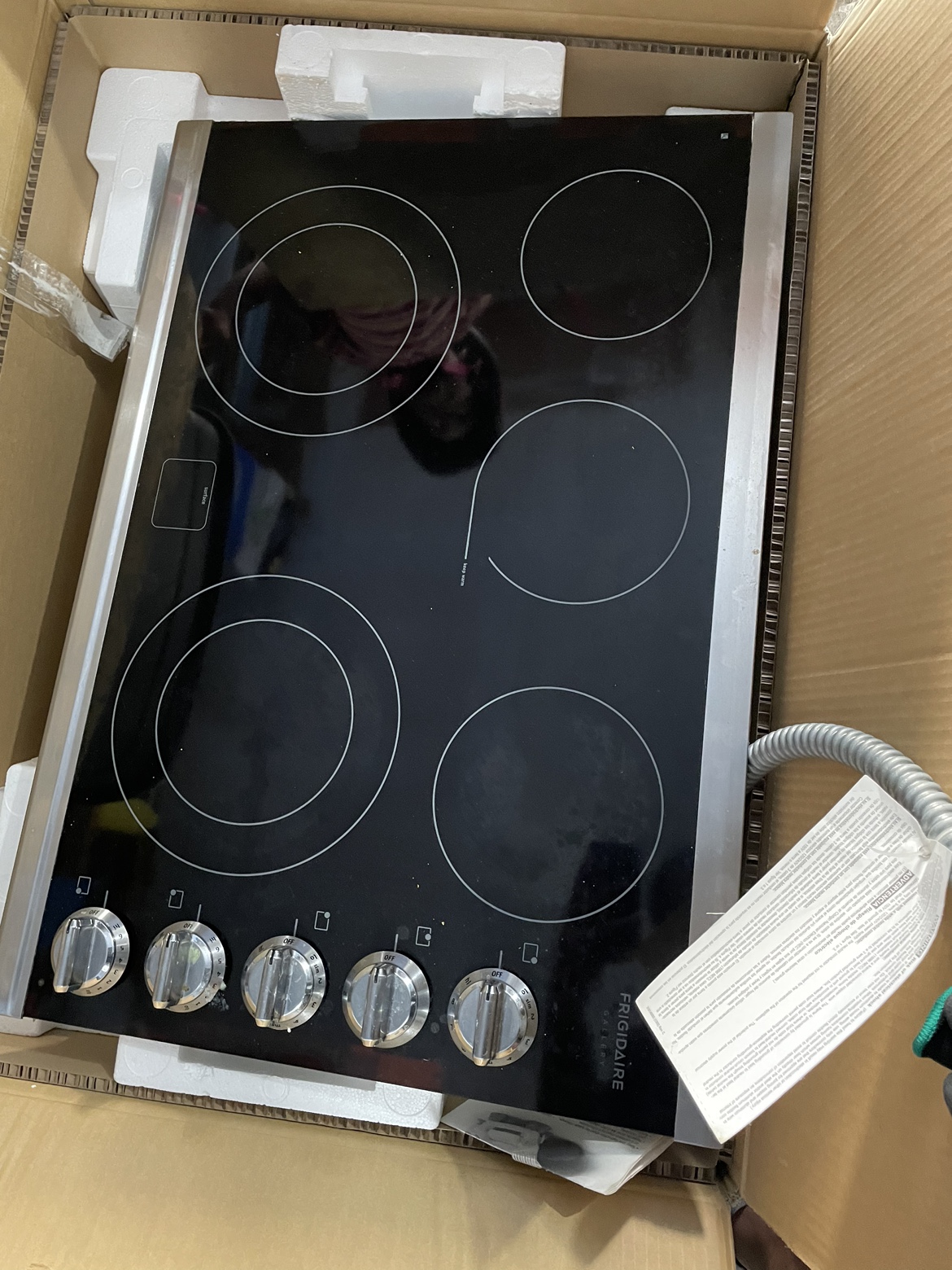 Frigidaire glass cooktop 30 inches mild used