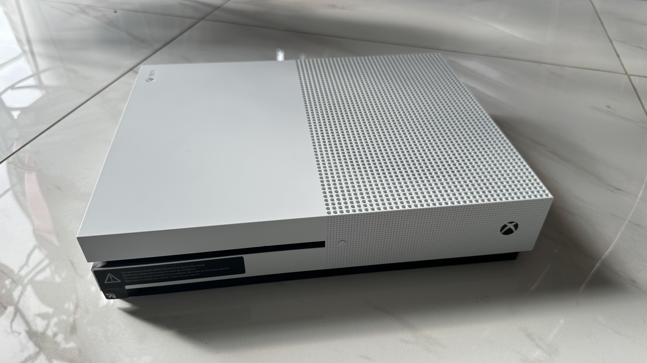 Xbox One S 1T - Two Controllers - With Box