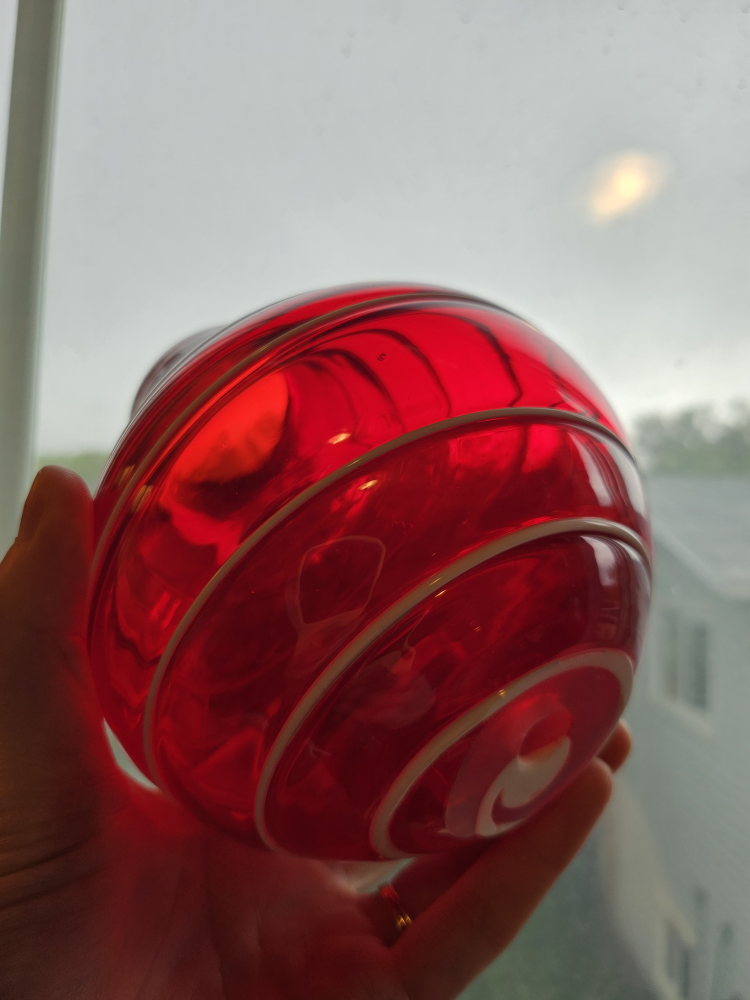 red vase (medium-sized) image indicator(3)