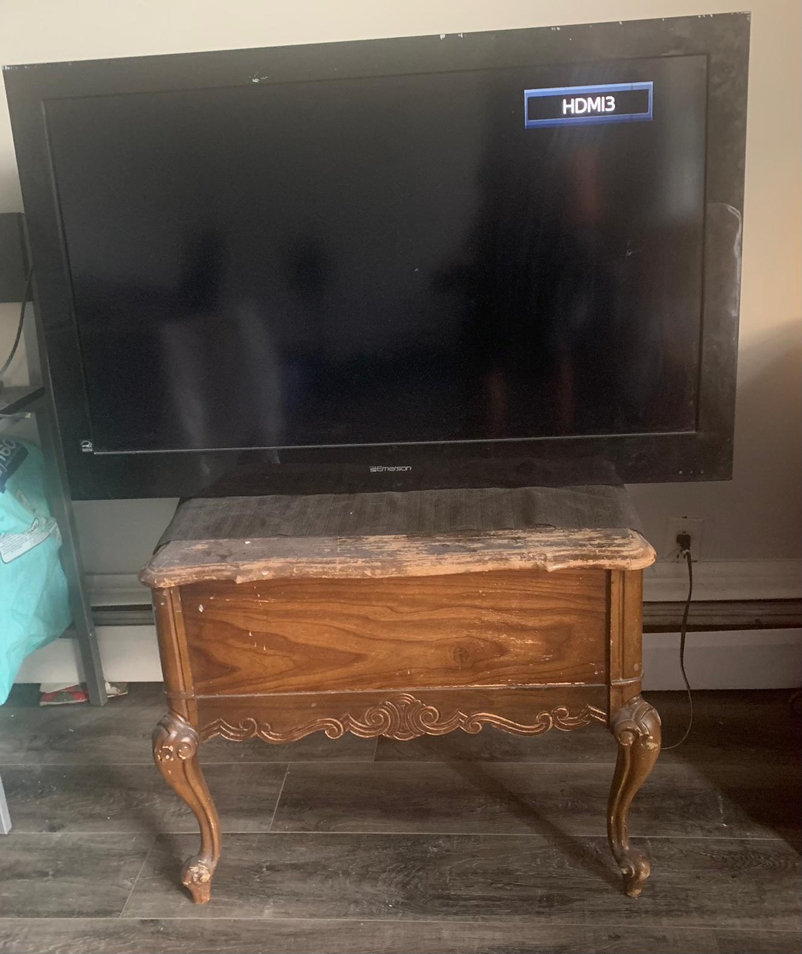 Emerson 32" LCD TV and Wooden Table - photo 4