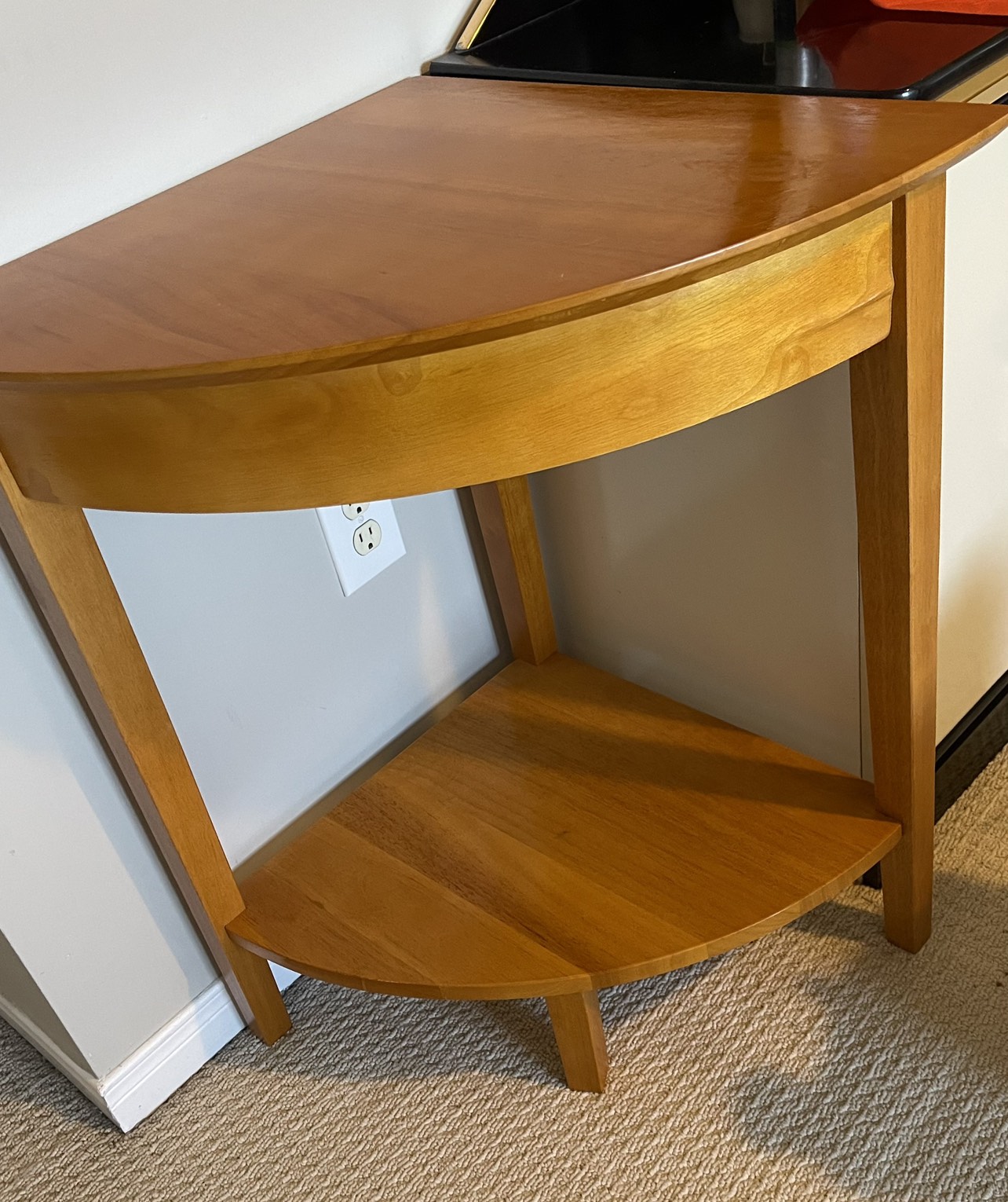 Corner table