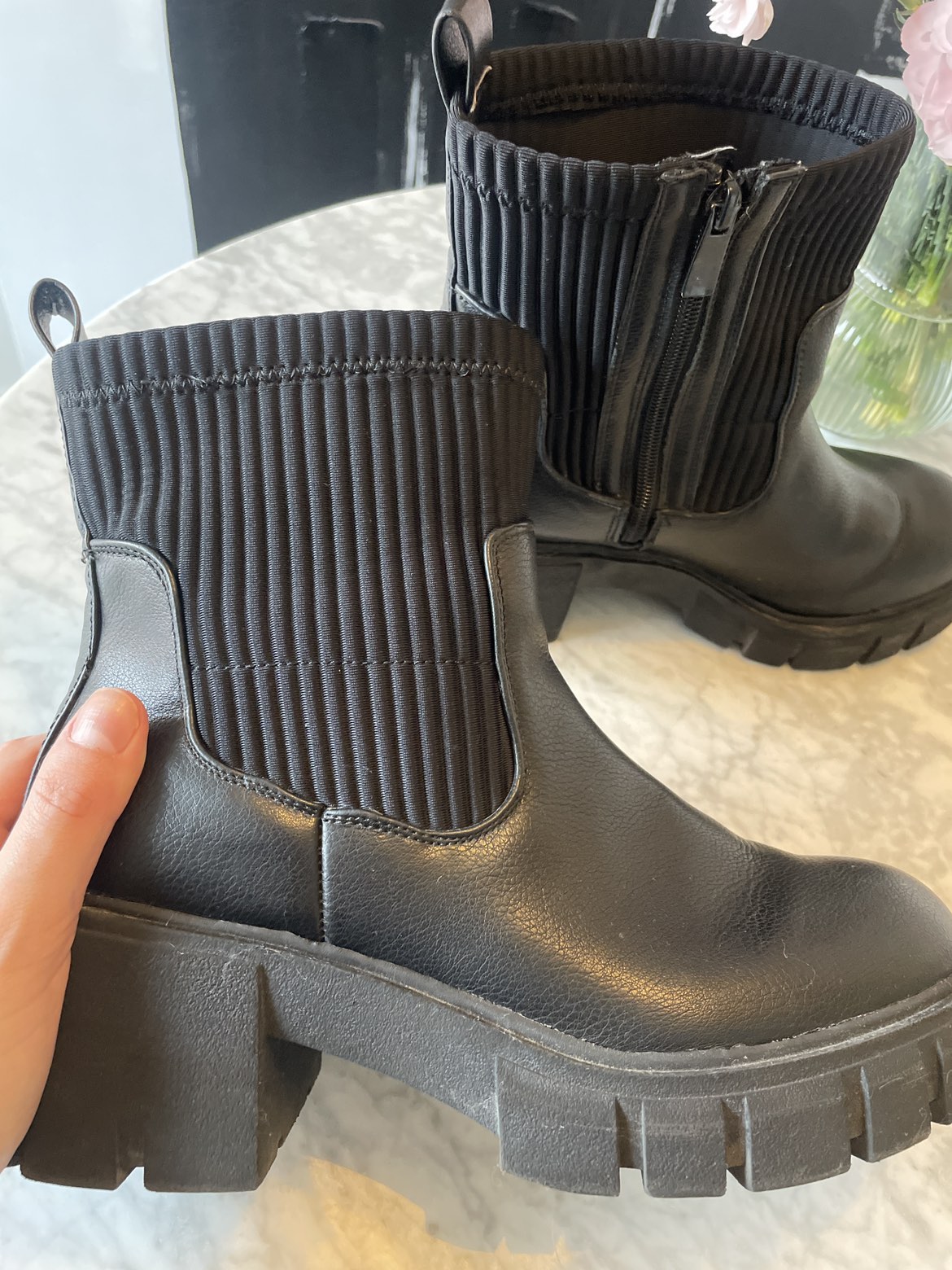 Woman black boots - 10 US image indicator(2)