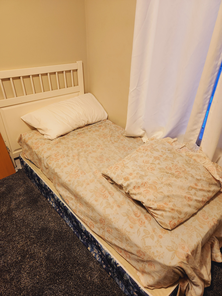 Twin bed with mattress - photo 2