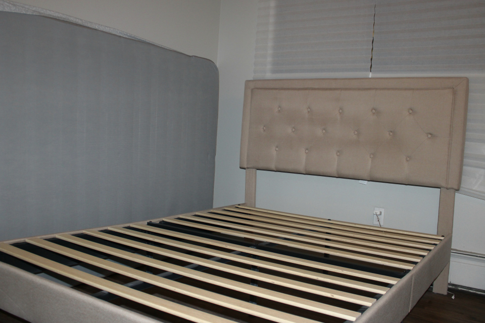 Bed frame - Double/Full - comes with mattress