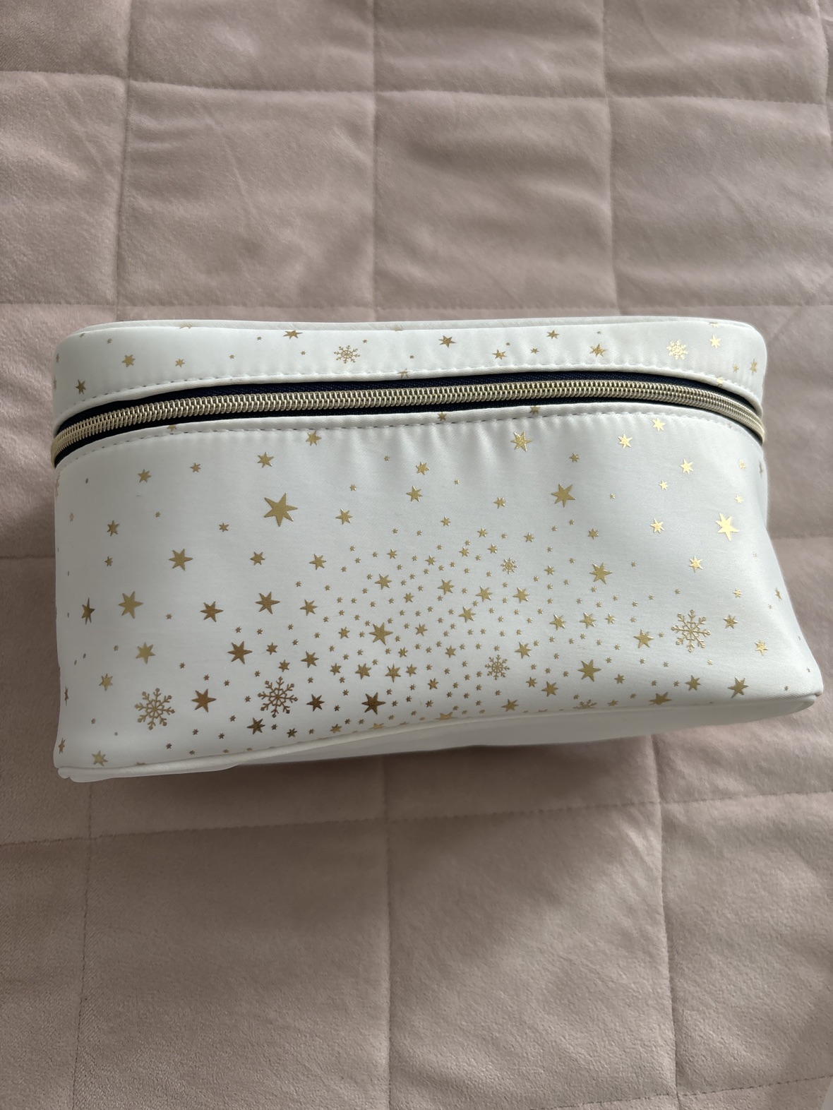 Estee Lauder make up pouch image indicator(2)