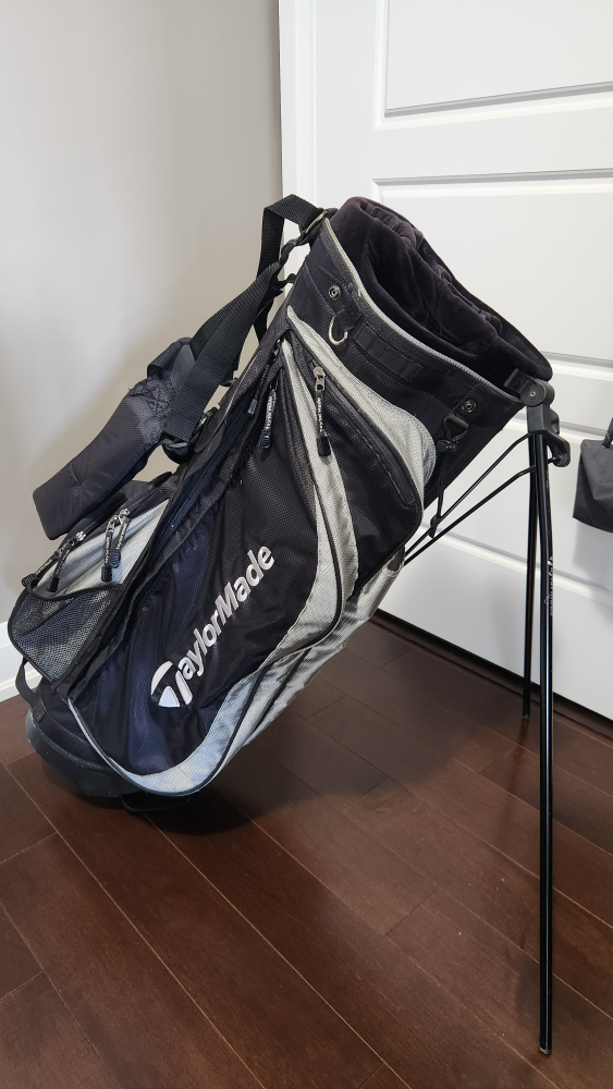 TaylorMade stand bag with rain hood image indicator(6)