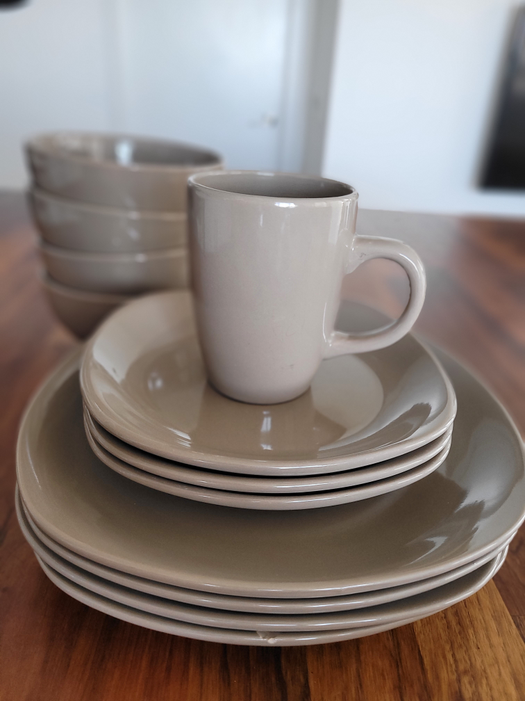Dinnerware set