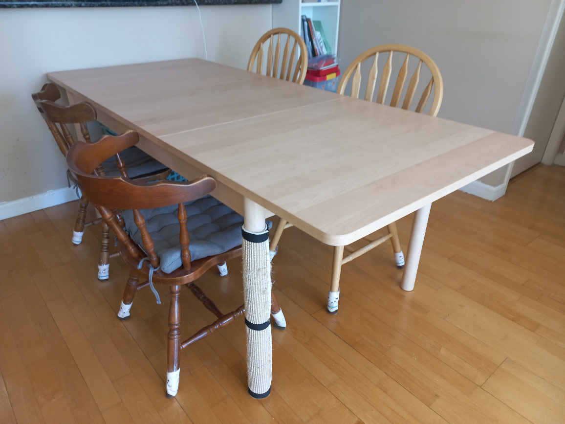 •RONNENGE Extendeble Dinning table and 4 chairs