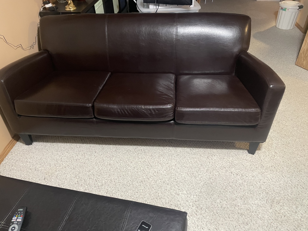 Like new condition couch. Pick up Bridlewood - photo 2