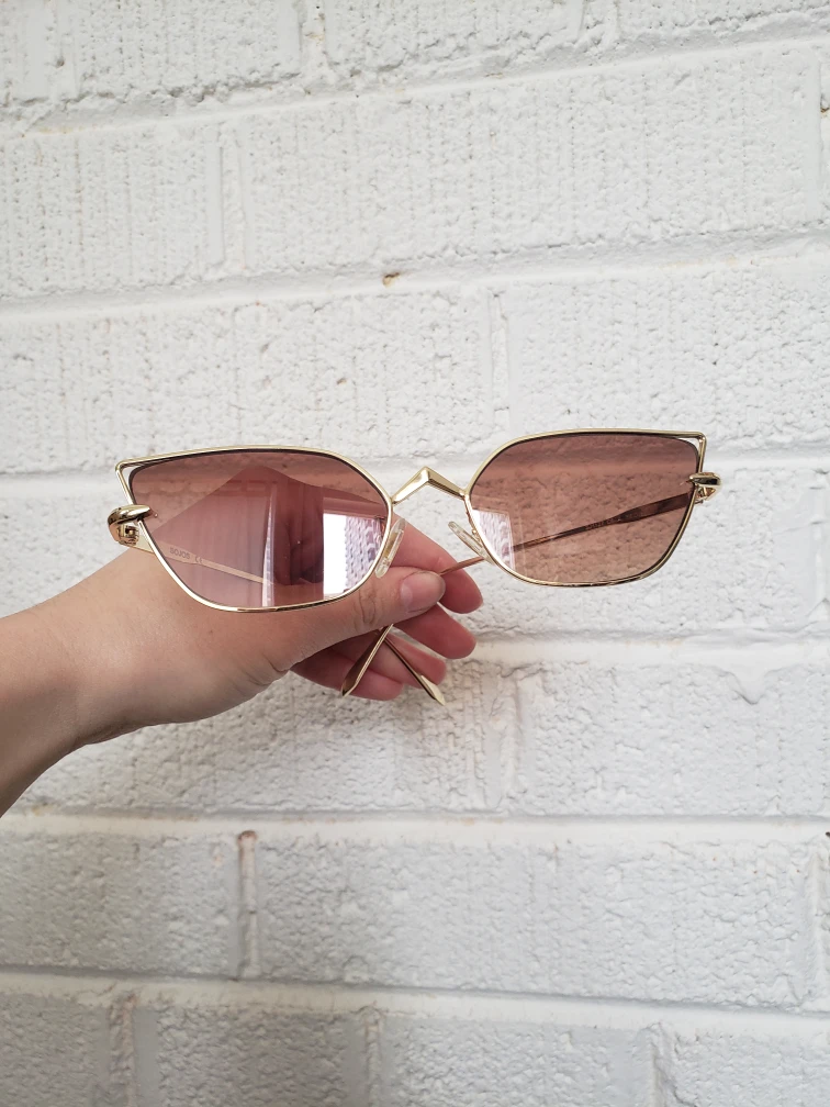 🧡 Free Sunglasses