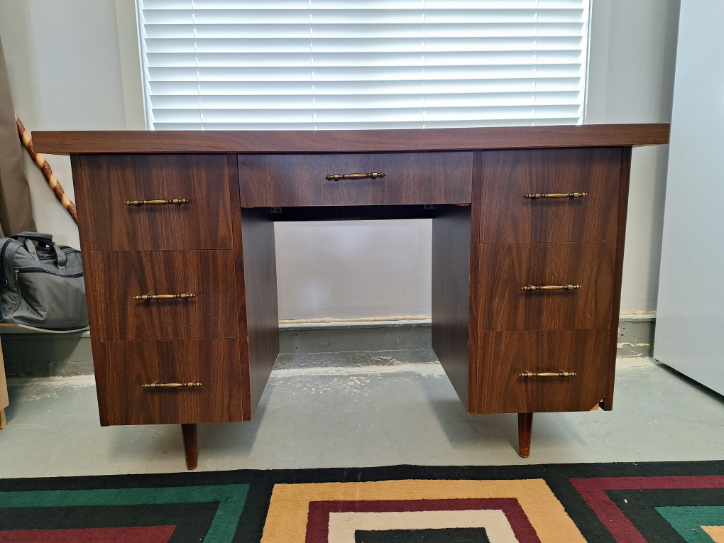 desk and chair - photo 3