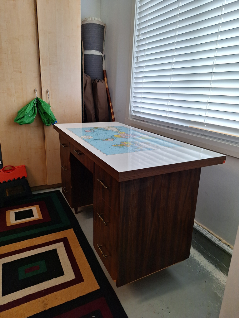desk and chair - photo 4