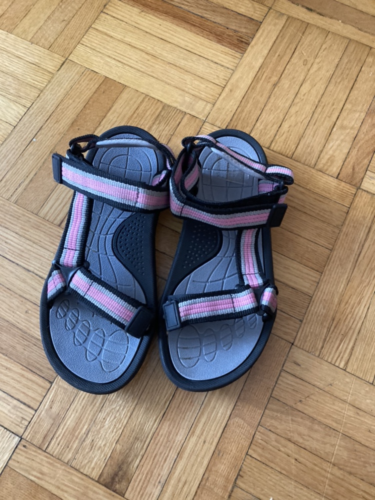 Girls sandals #freecycle - photo 2