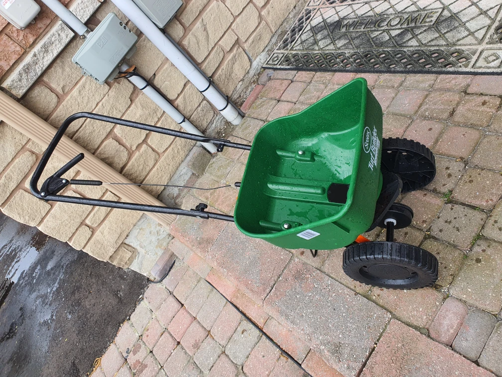 Turf Builder Edgeguard Mini Spreader