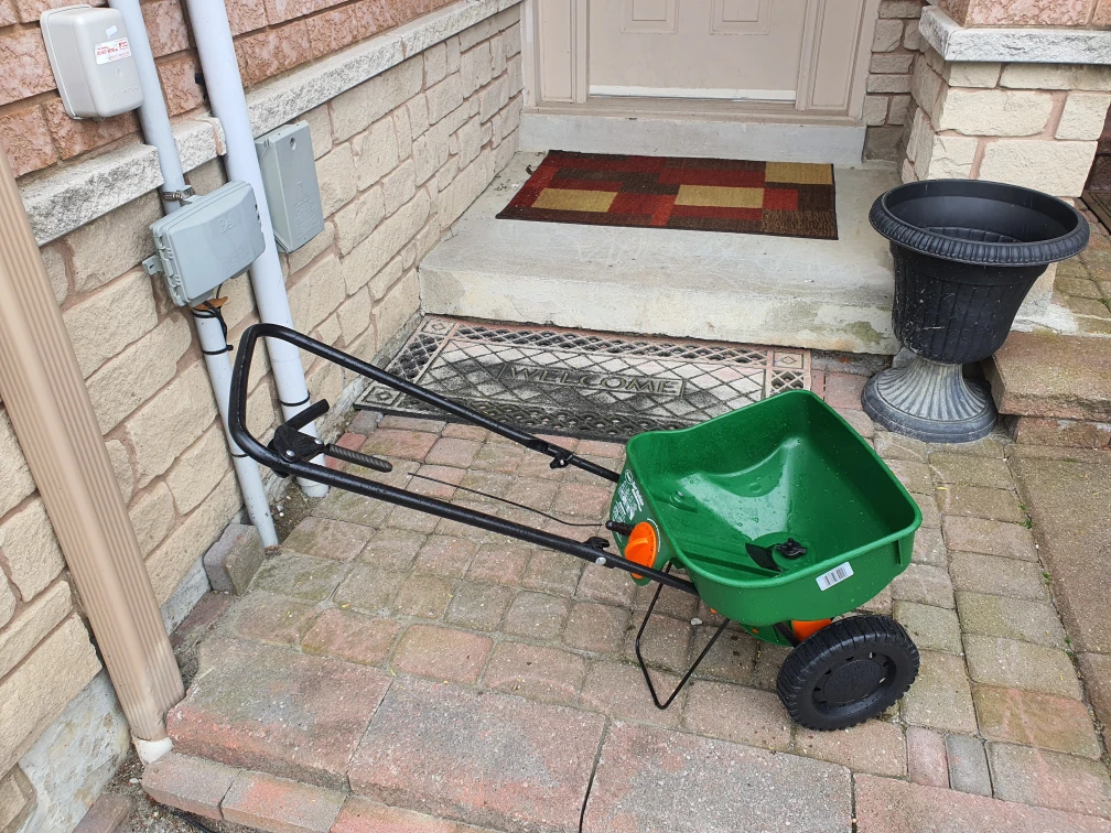 Turf Builder Edgeguard Mini Spreader - photo 2