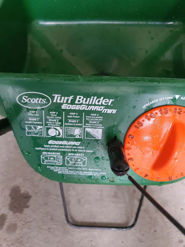 Turf Builder Edgeguard Mini Spreader - photo 3