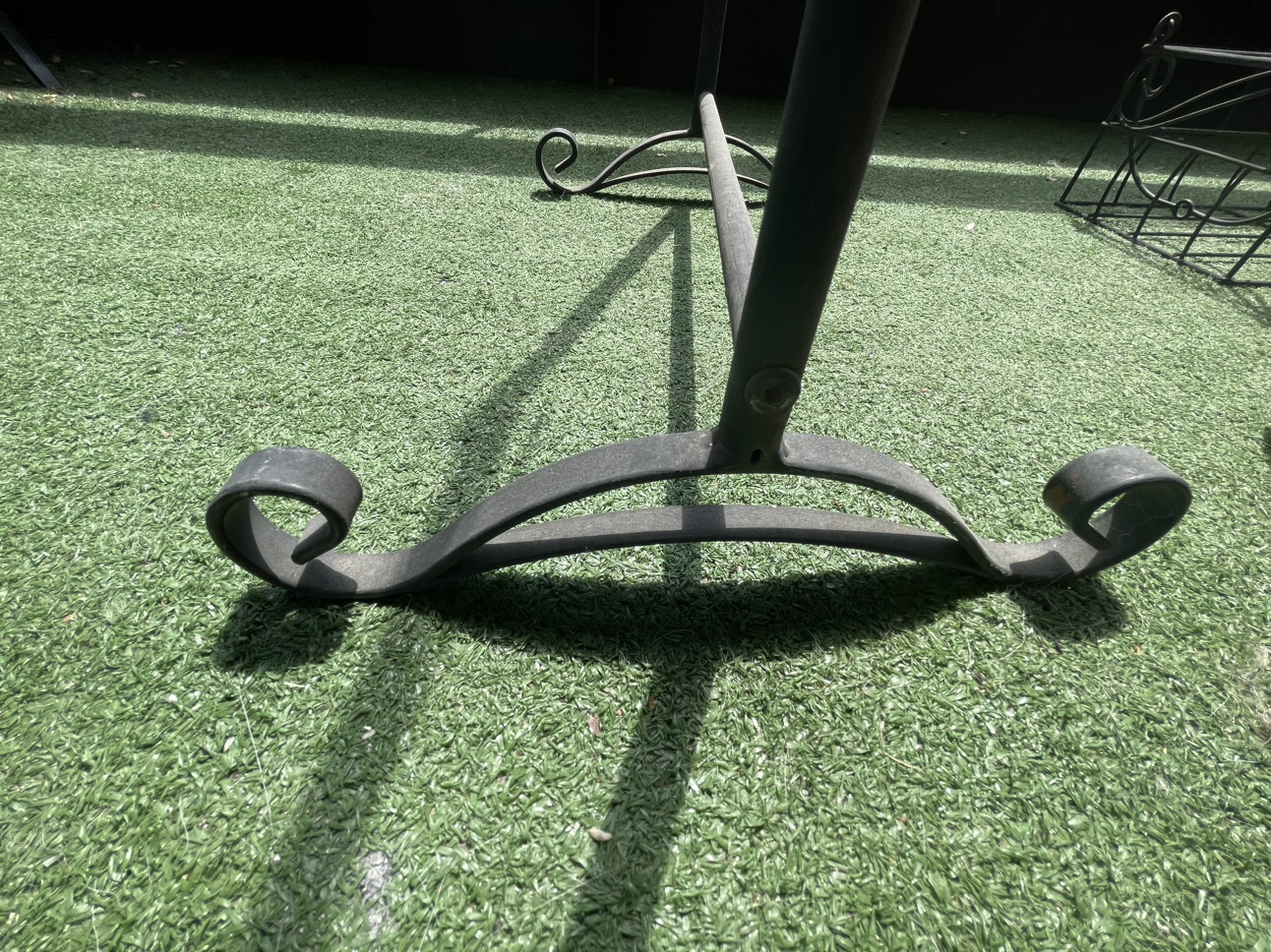 Metal Welcome Rack With Hanging Basket image indicator(7)