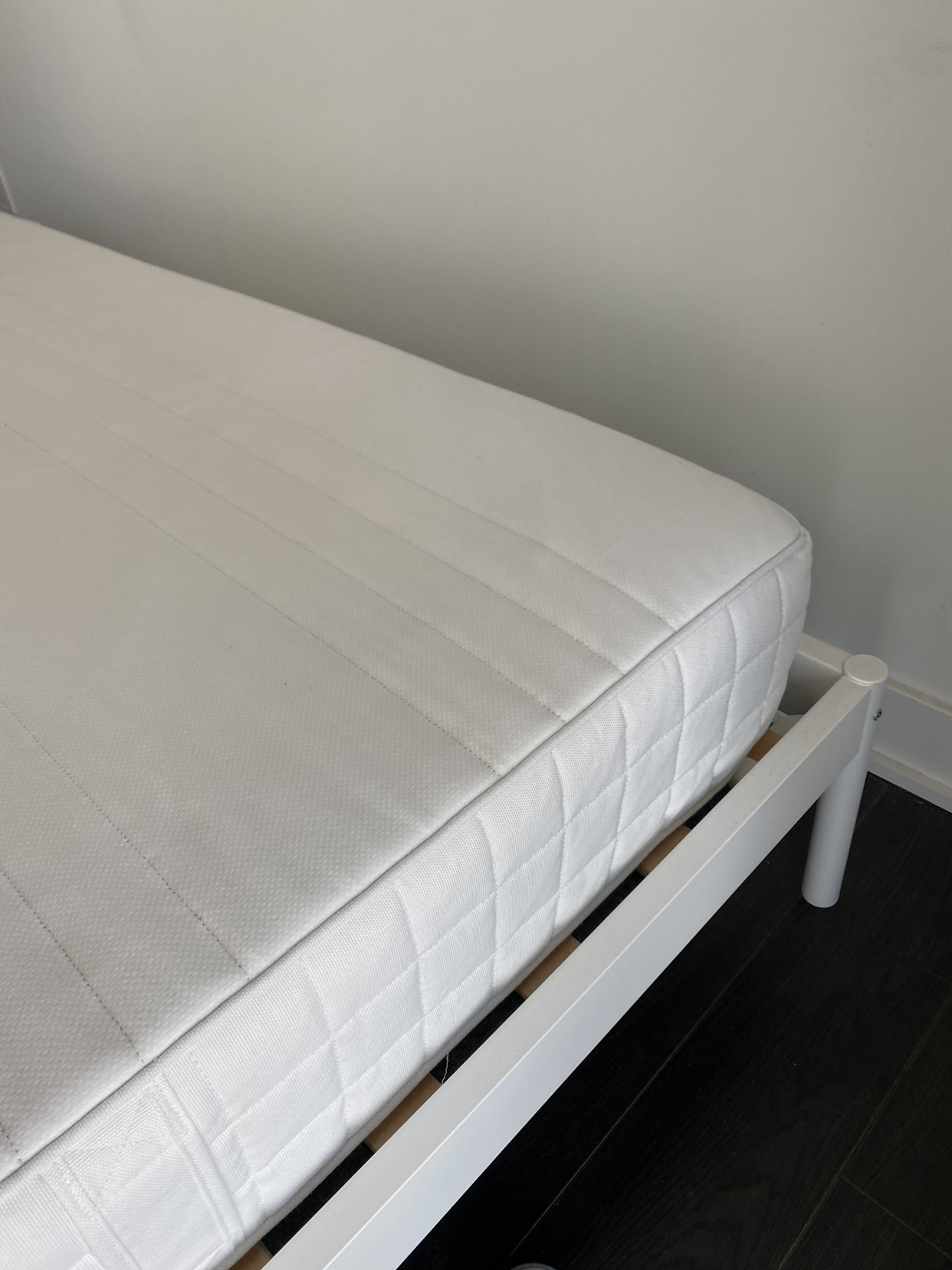 Urgent Moving Sale! QUEEN MATTRES AND BED FRAME - photo 3