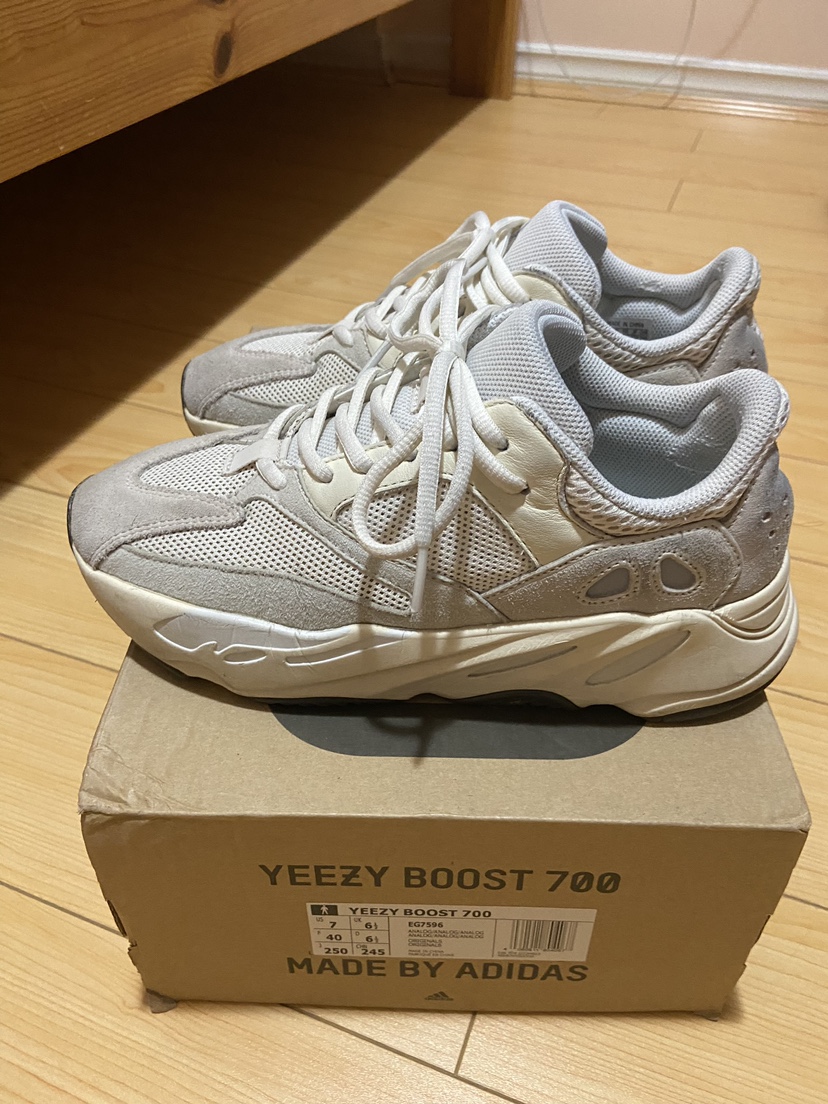 Yeezy 700 Analog
