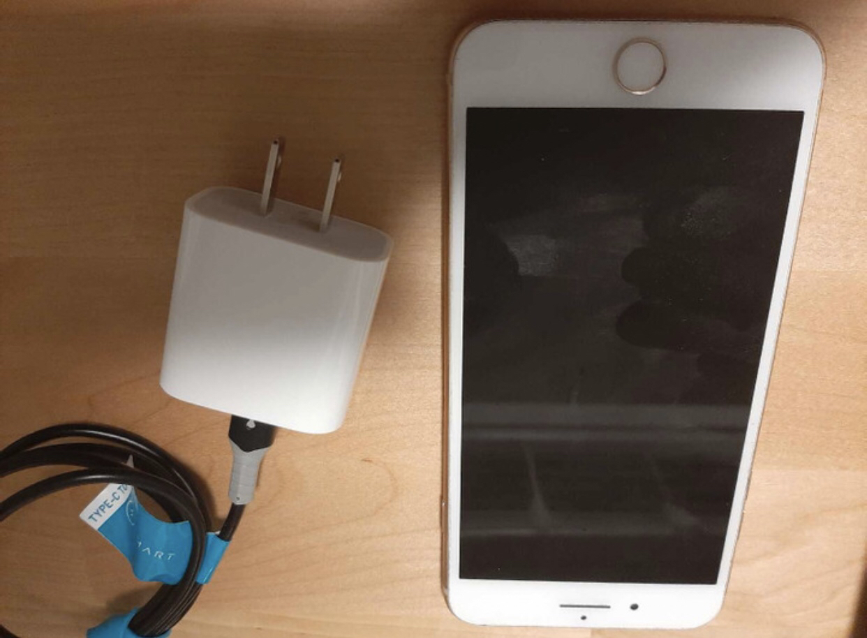 iPhone 8 Plus 64 GB- Rose Gold w Apple charger - photo 2