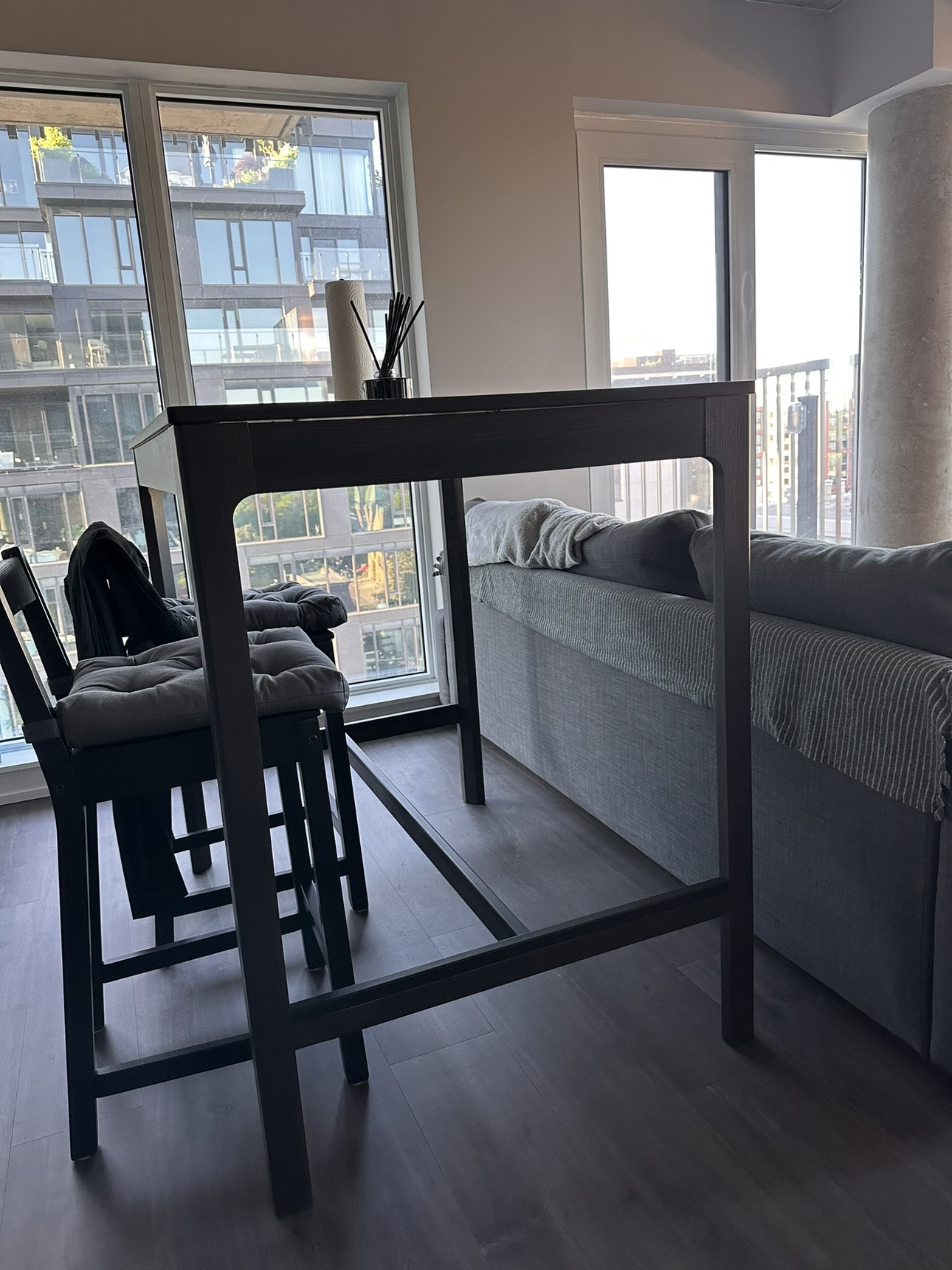 Dinning  table