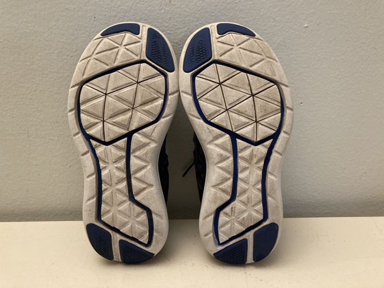 Kids Nike running shoe (size 1Y) image indicator(2)