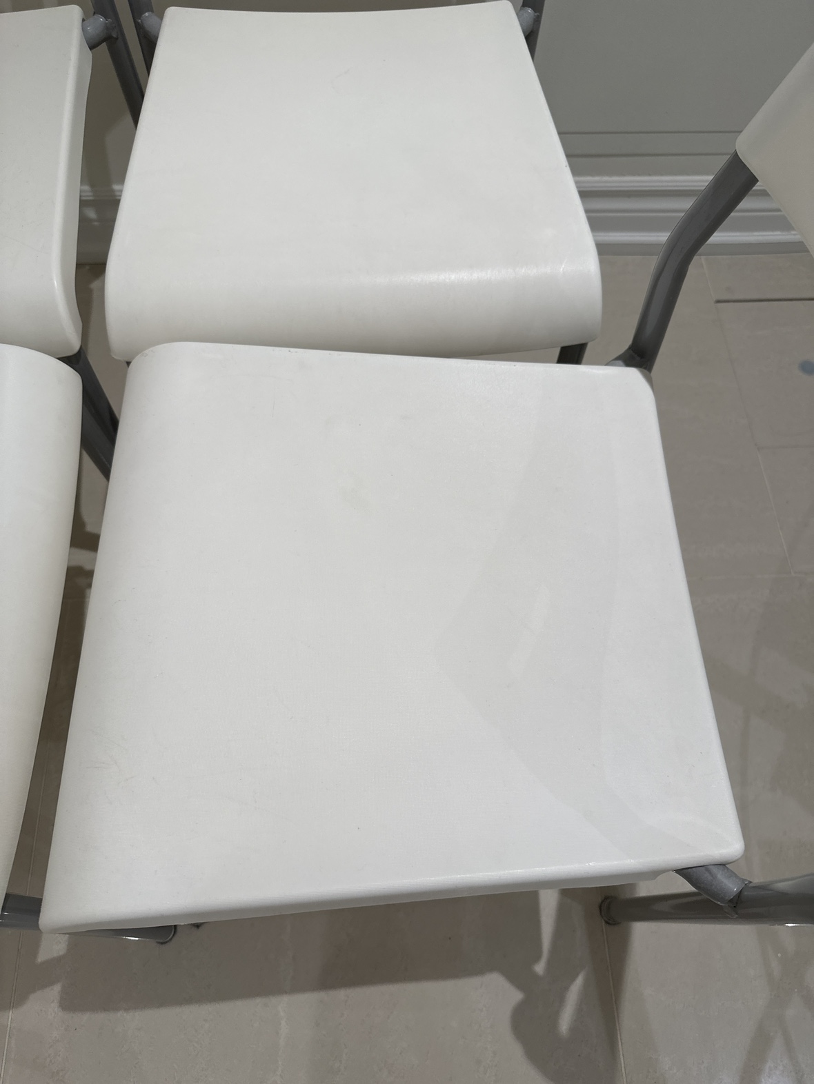 4 white plastic chairs - photo 2