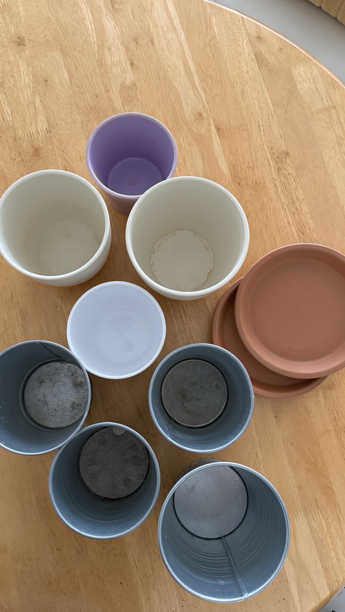 Mix of plant pots & saucers