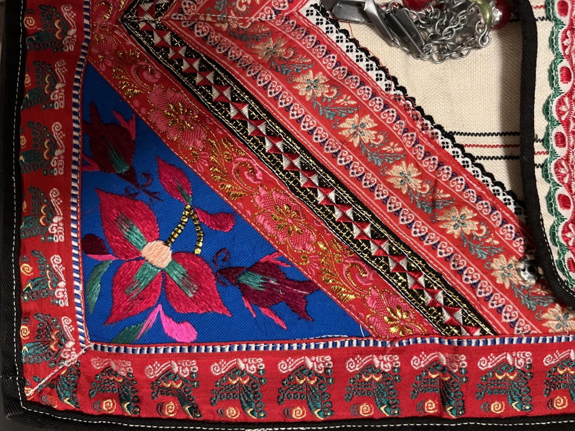 Beautiful hand embroidered purse/bag image indicator(2)