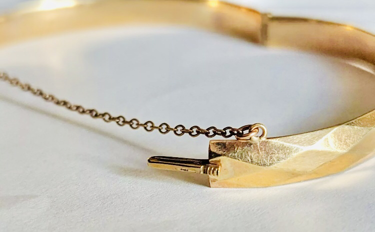 VINTAGE 1/5 9k GOLD BANGLE REINFORCED CORE & SAFETY CHAIN image indicator(2)