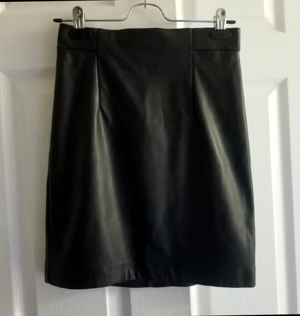 BRAND NEW Tori Mini Bodycon Faux Leather Skirt  XS image indicator(2)