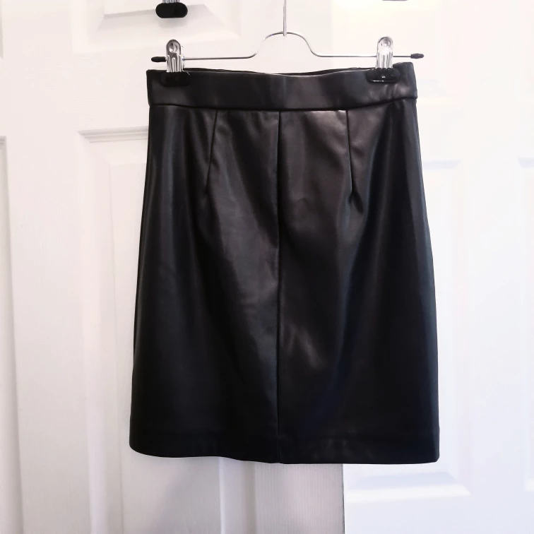 BRAND NEW Tori Mini Bodycon Faux Leather Skirt  XS image indicator(3)