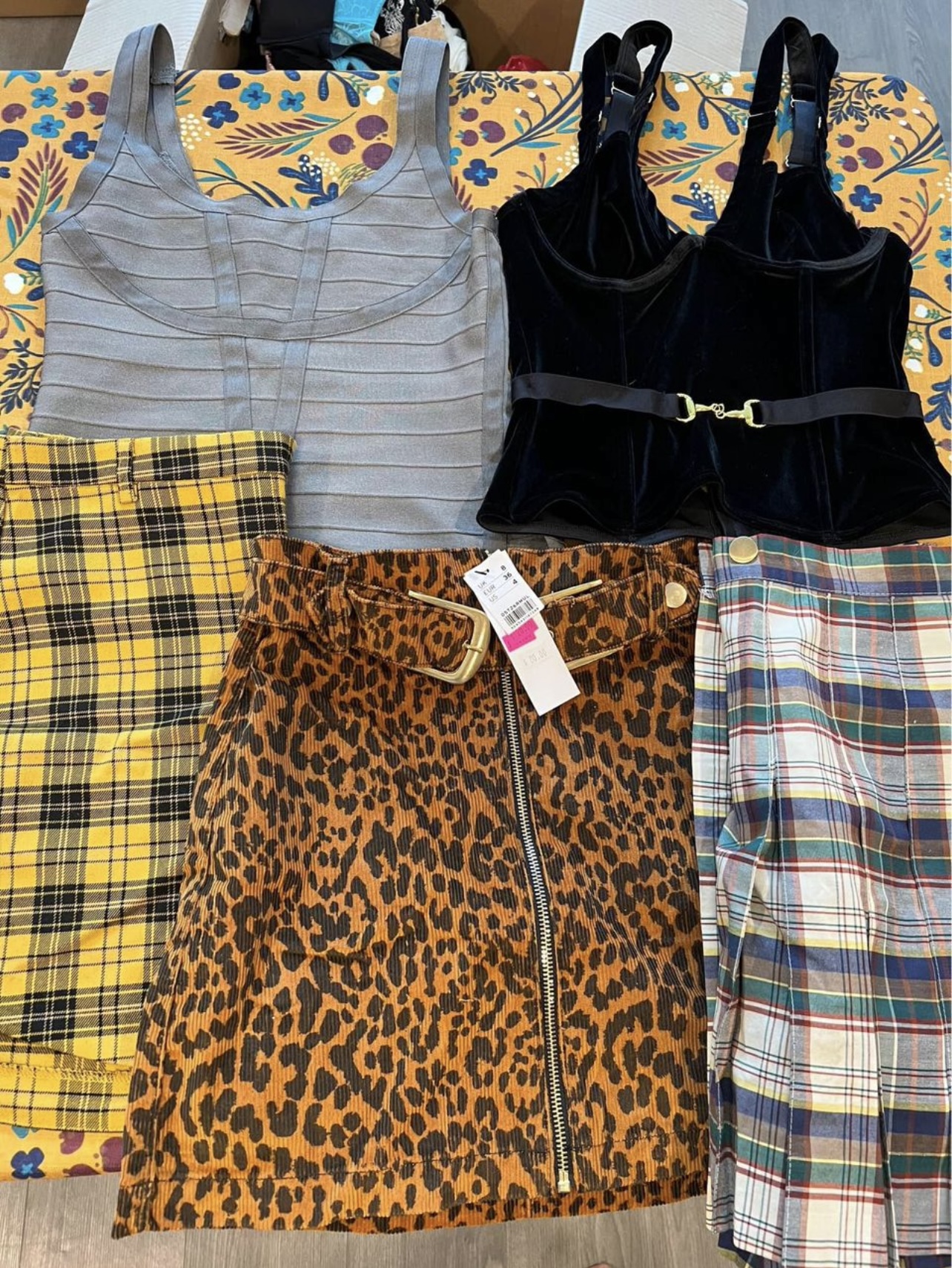 Mixed lot of women’s clothes- Great for actors! - photo 4