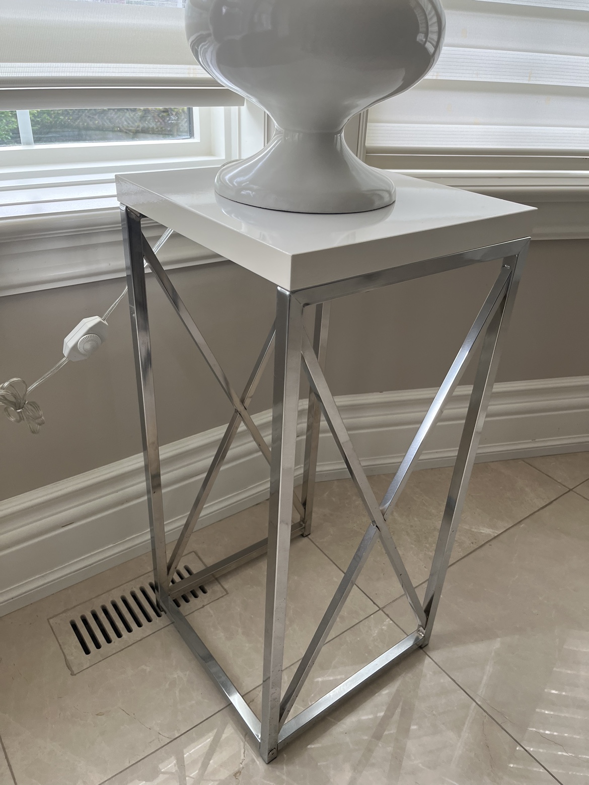 White side table - photo 3