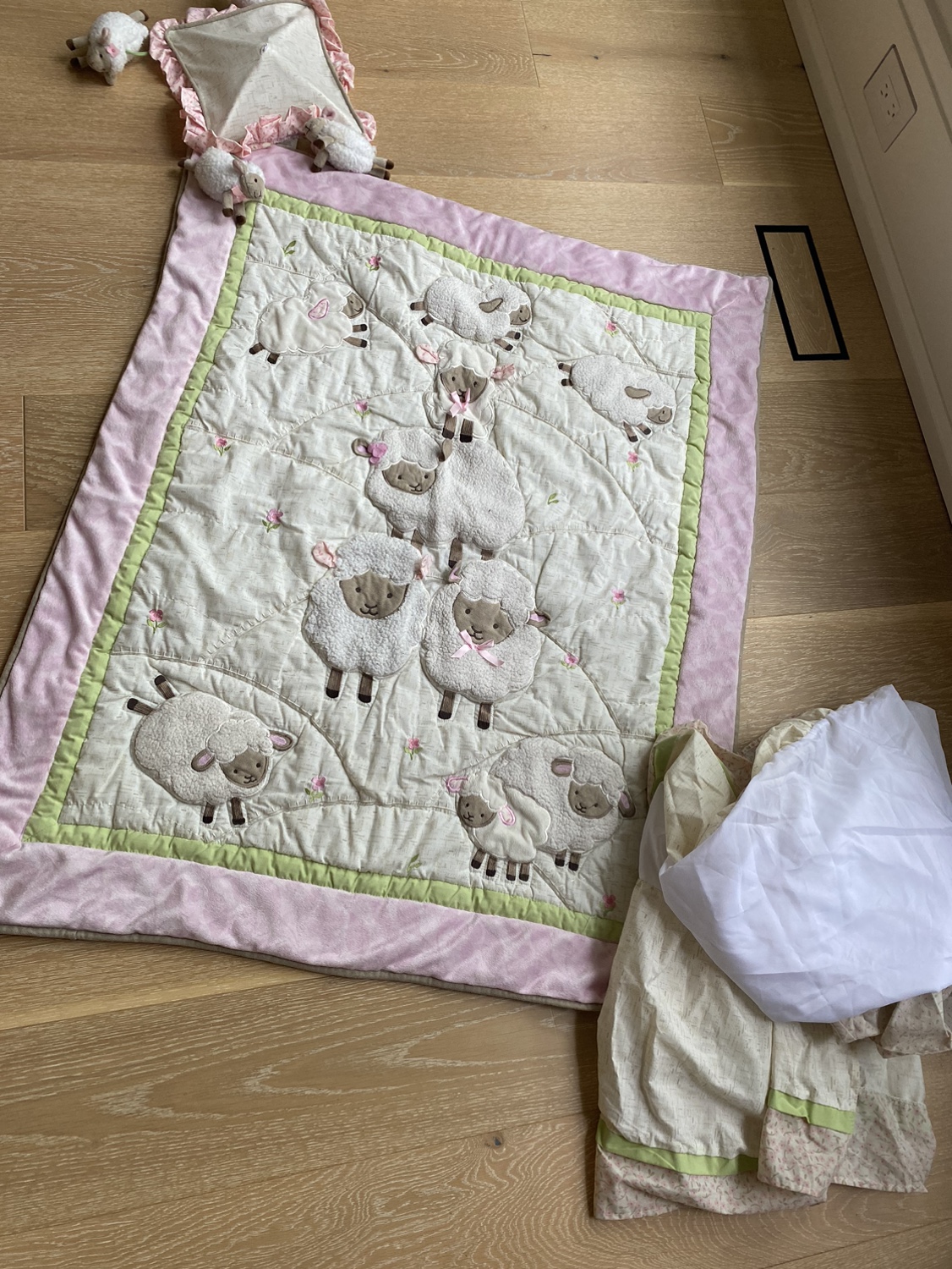 Baby blanket with sheets thumbnail