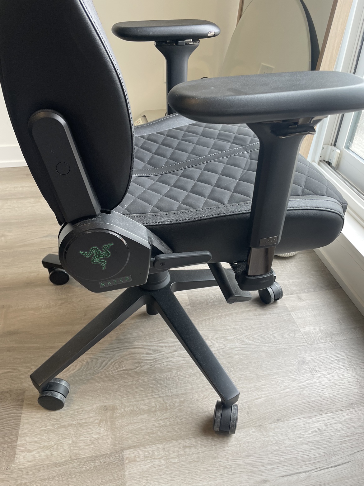 Razer ENKI Gaming Chair including headrest pillow image indicator(3)