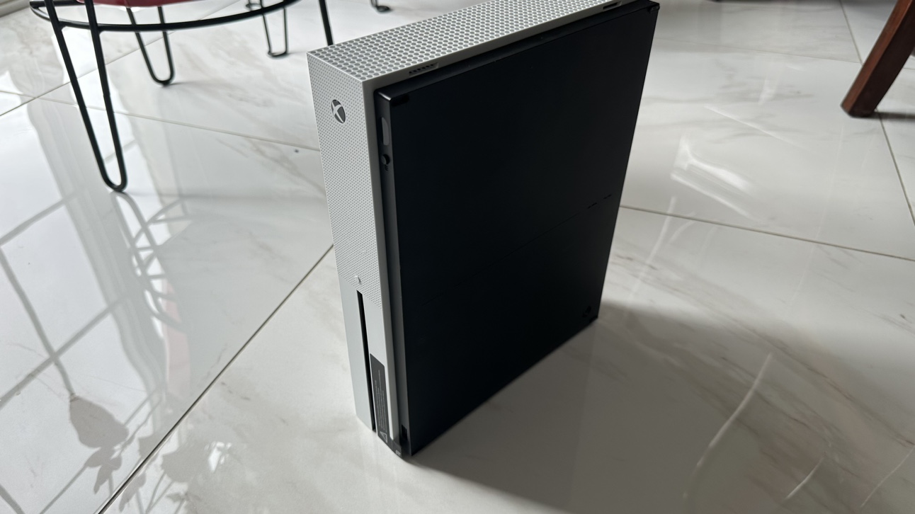 Xbox One S 1T - Two Controllers - With Box image indicator(6)